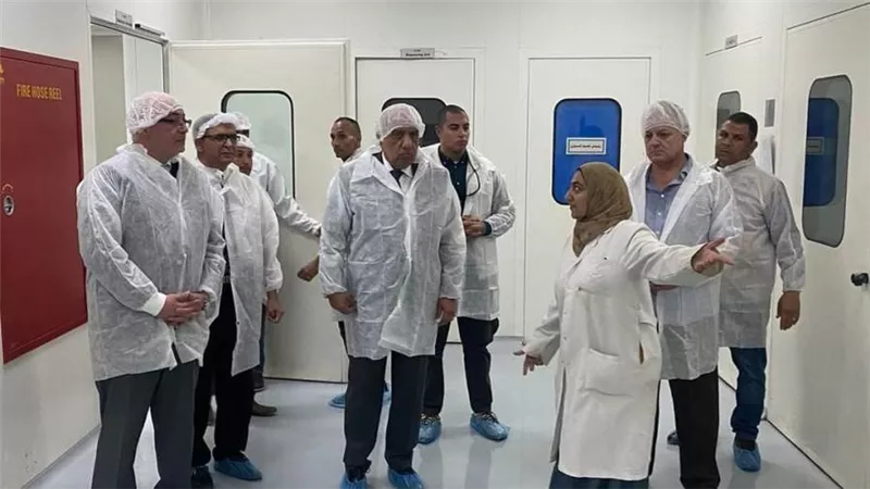 في زيارة مفاجئة.. وزير قطاع الأعمال العام يتفقد مصانع شركة النصر للكيماويات الدوائية