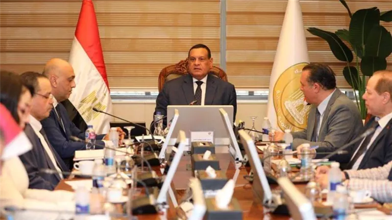 وزير التنمية المحلية يبحث مع رئيس جهاز تنمية المشروعات المتوسطة والصغيرة ومتناهية الصغر مجالات التعاون المشترك وتوفير فرص عمل للشباب بالمحافظات