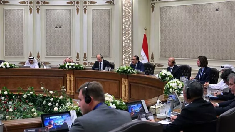 رئيس الوزراء يترأس مائدة مستديرة بحضور مسئولي كبرى الشركات العالمية في مجال النقل واللوجستيات والملاحة البحرية