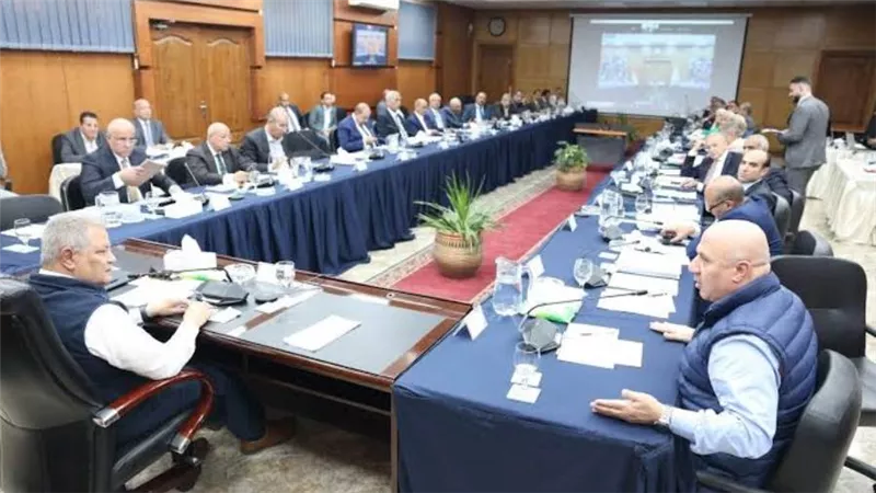 رئيس القابضة للمياه يتابع معدلات تنفيذ مشروعات حياة كريمة