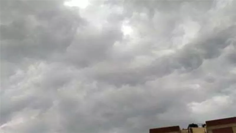 سحب رعدية وأمطار على هذه المناطق.. تفاصيل طقس الساعات المقبلة
