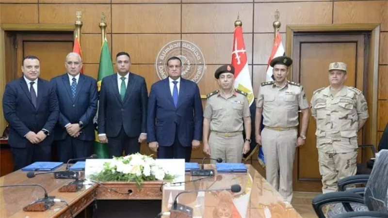 وزير التنمية المحلية ومحافظ الدقهلية يشهدان توقيع بروتوكول لتقديم خدمات الشبكة الوطنية للطوارئ والسلامة العامة 