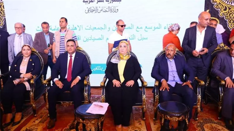 وزيرة التضامن ومحافظ الدقهلية يعقدان لقاء موسعا بصيادي بحيرة المنزلة في مركز المطرية