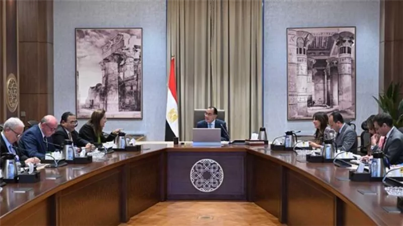 رئيس الوزراء يتابع جهود إعادة هيكلة بنك الاستثمار القومي
