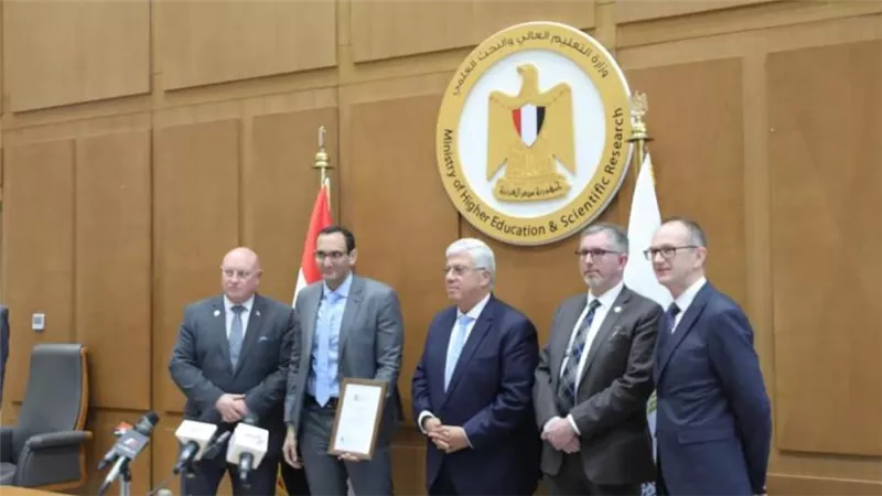 وزير التعليم العالي يلتقي وفد الكلية الملكية للجراحين في أدنبرة بالمملكة المتحدة