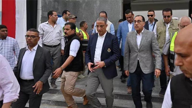 رئيس الوزراء يواصل مترجلا متابعة مشروعات 