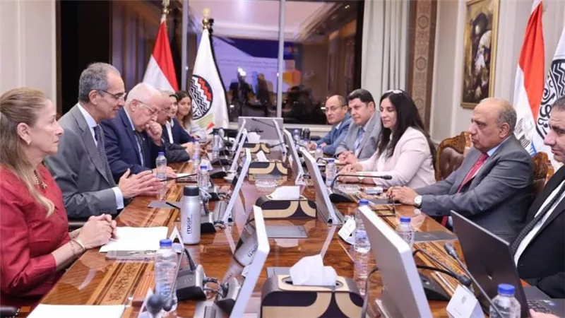 وزير الاتصالات: تقديم الدعم الفني لتحقيق التحول الرقمي بالشركات القابضة والتابعة لها بوزارة قطاع الأعمال العام