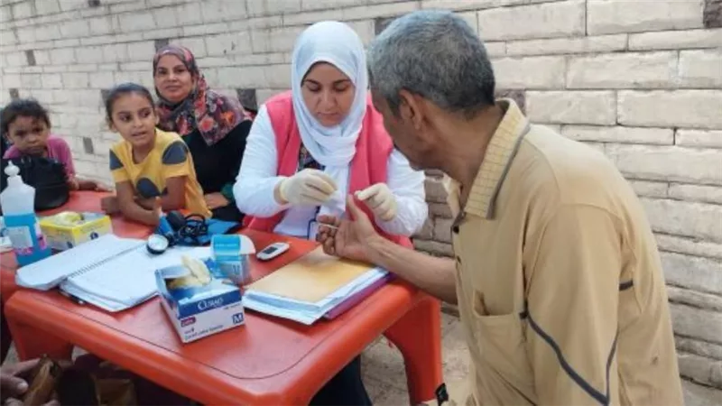 الكشف على 1298 حالة في قافلة طبية مجانية بالقليوبية