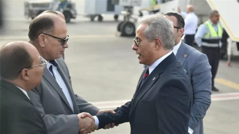 محافظ أسيوط يستقبل وزير العمل في المطار الدولي