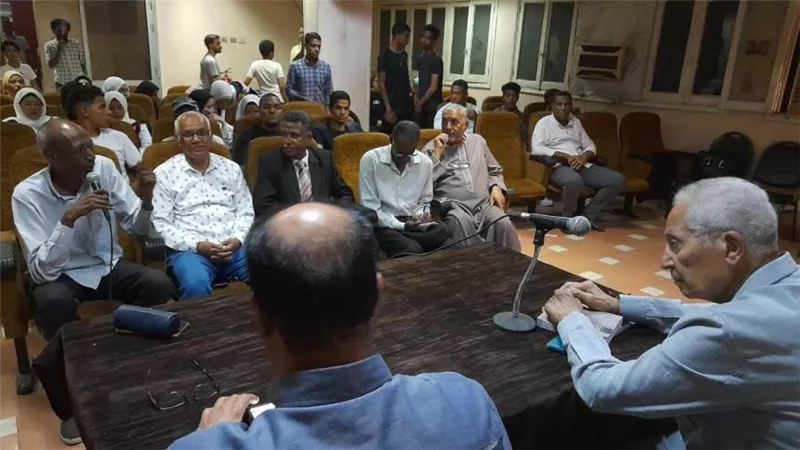 ثقافة أسوان تناقش كتاب 