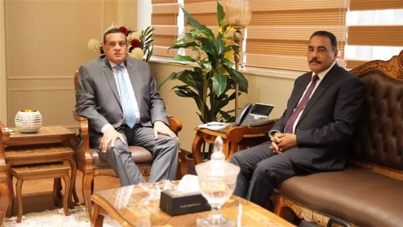 وزير التنمية المحلية يتابع مع محافظ مطروح الملفات التنموية والخدمية بالمحافظة