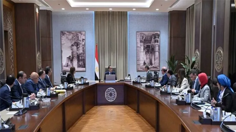 رئيس الوزراء يتابع موقف إجراءات فض التشابكات المالية بين بنك الاستثمار القومي وهيئة البريد