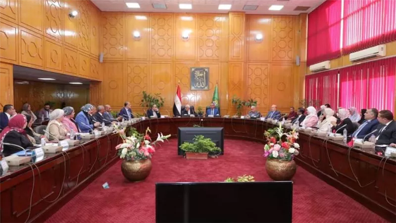 وزير التعليم ومحافظ الإسماعيلية يعقدان اجتماعا مع قيادات ومديرى الإدارات التعليمية بالمحافظة