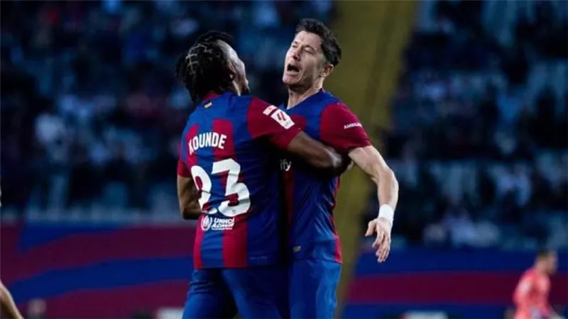 ليفاندوفسكي ينقذ برشلونة من فخ ألافيس في الدوري الإسباني