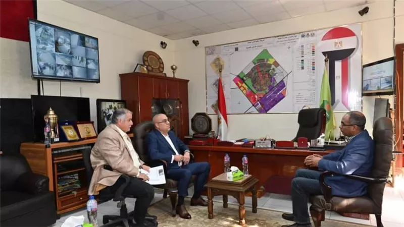 وزير الإسكان يعقد اجتماعا بمقر جهاز مدينة العاشر من رمضان لمتابعة وضع منظومة مياه الشرب بالمدينة