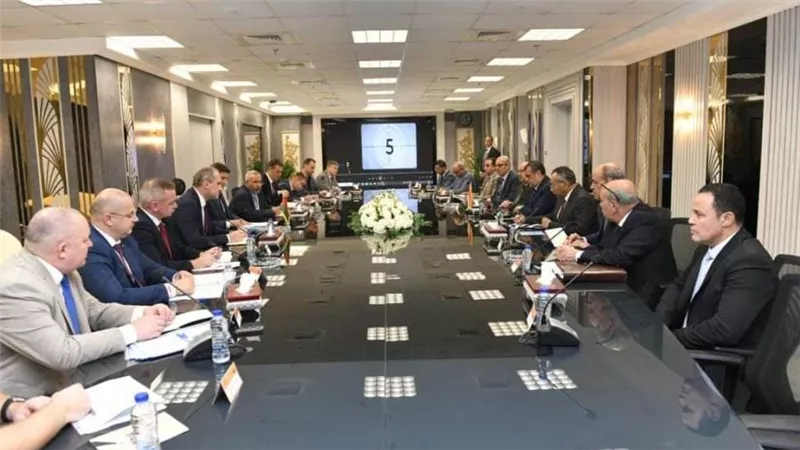 وزير الدولة للإنتاج الحربي ووزير التجارة البيلاروسي يبحثان سبل تعزيز التعاون المشترك