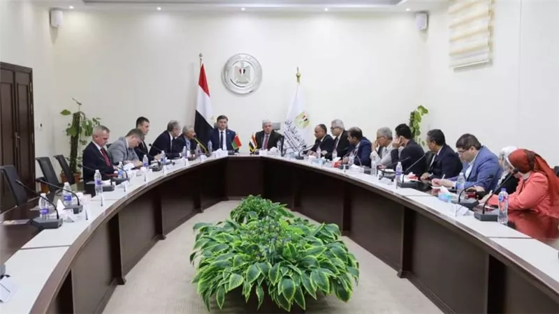 وزير التعليم العالي يبحث آليات التعاون العلمي والتكنولوجي مع وزير التجارة البيلاروسي