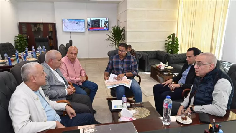 وزير الإسكان يعقد اجتماعا بمقر جهاز مدينة العلمين الجديدة للاطمئنان على معدلات إنجاز المشروعات الجارى تنفيذها بالمدينة