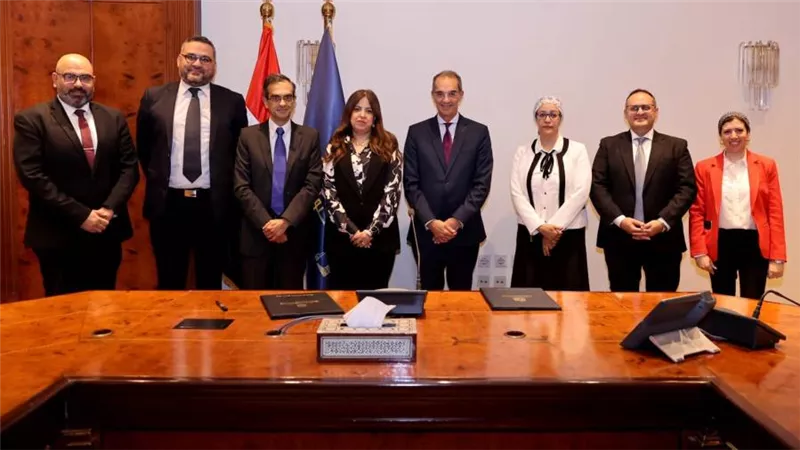 عمرو طلعت وزير الاتصالات وتكنولوجيا المعلومات يشهد توقيع بروتوكول تعاون بين معهد تكنولوجيا المعلومات وشركة فودافون للحلول الذكية VOIS