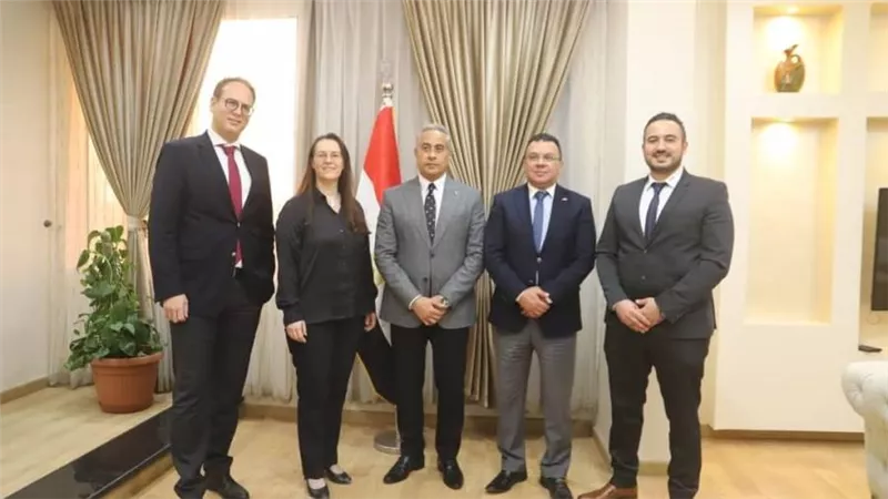 وزير العمل يلتقي وفدًا من 