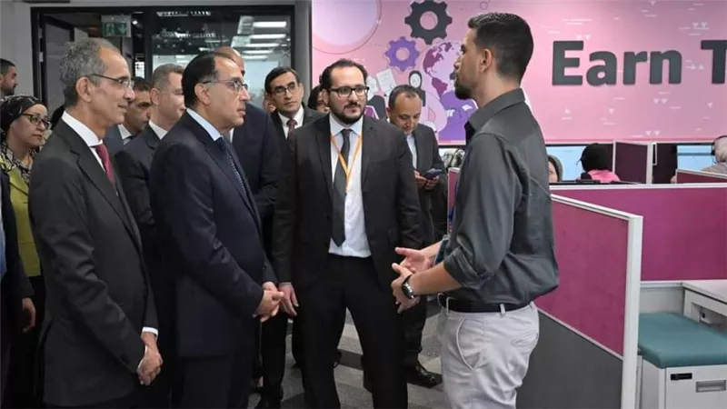 رئيس الوزراء يتفقد مركز أمازون لخدمة العملاء