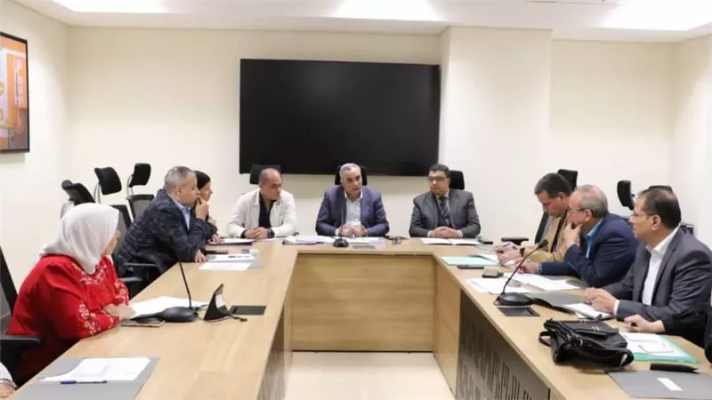 رئيس هيئة قصور الثقافة يناقش خطة العمل المقبلة في اجتماعه بقيادات الهيئة