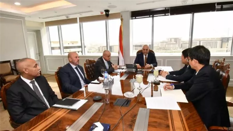 وزير الإسكان يلتقي المبعوث الخاص لشركة 