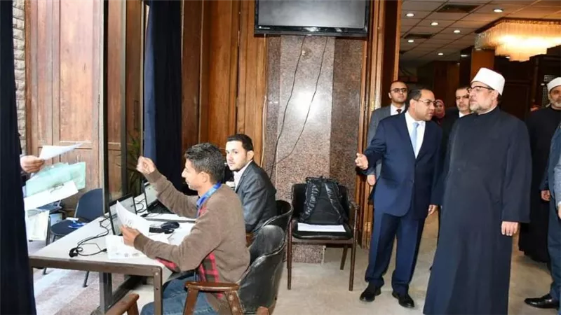 وزير الأوقاف ورئيس الجهاز المركزي للتنظيم والإدارة يتفقدان أعمال امتحان المتقدمين لشغل وظائف عمال بالوزارة