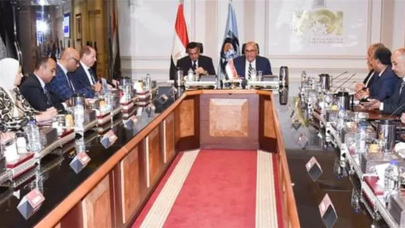 رئيس الهيئة العربية للتصنيع ووزير التنمية المحلية يتابعان الموقف التنفيذي لمشروعات البنية التحتية لمنظومة المخلفات بالمحافظات