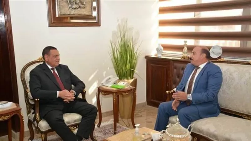 وزير التنمية المحلية يبحث مع محافظ أسوان معدلات تنفيذ مشروعات الخطة الاستثمارية و«حياة كريمة»