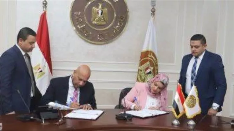 بروتوكول تعاون بين وزارة العمل ومصر للطيران