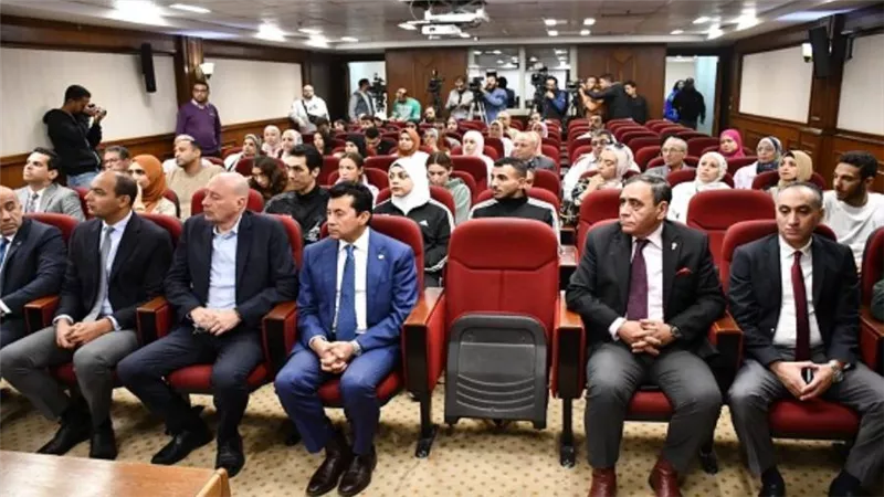 وزير الرياضة يشهد الإعلان عن تفاصيل أخذ أولى العينات لأبطال مصر بمشروع الجينوم المصري (صور)