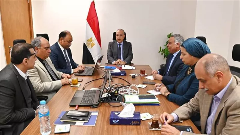 وزير الري يتابع مراجعة وتطوير الخطة القومية للموارد المائية لتمتد لعام 2050