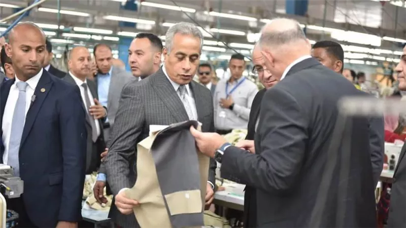 وزير العمل يزور الشركة السويسرية للملابس الجاهزة بالمنطقة الصناعية ببني سويف لتعزيز علاقات العمل