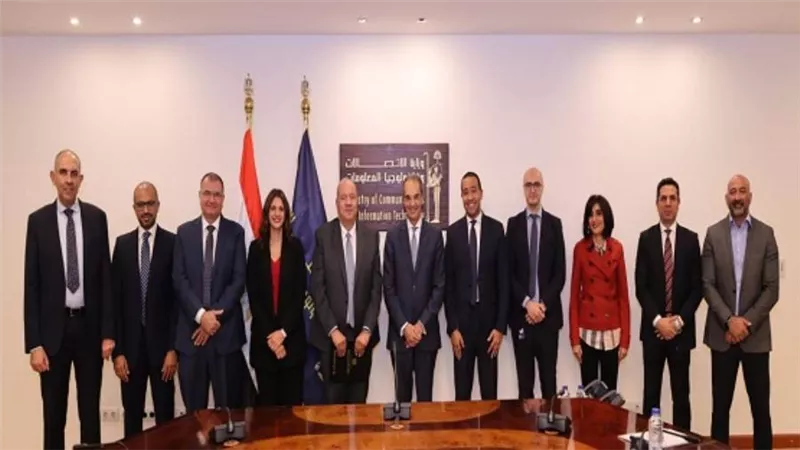 توقيع عقد بين 
