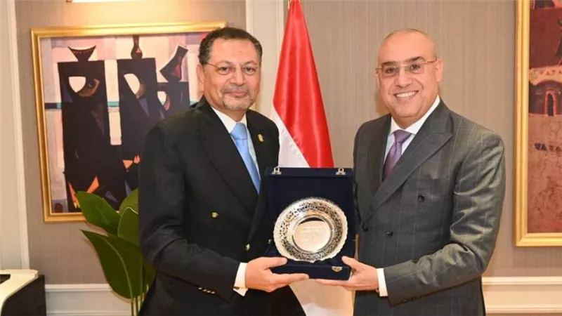 وزير الإسكان يبحث مع عميد كلية التخطيط الإقليمي والعمراني بجامعة القاهرة سبل التعاون المشترك