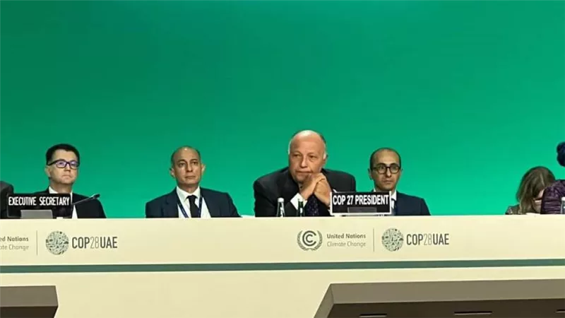 وزير الخارجية يشارك في الجلسة الافتتاحية لمؤتمر المناخ COP28 ويسلم رئاسة المؤتمر للجانب الإماراتي