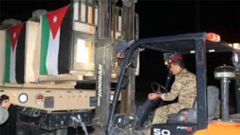 مصدر عسكري بالقوات المسلحة الأردنية: إنزال مساعدات إغاثية بواسطة مظلات في غزة