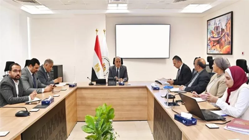 وزير الري يتابع ضوابط استخدام المياه الجوفية ومنظومة المراقبة والتحكم في الآبار الجوفية (صور)