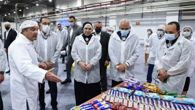 مدبولي يتفقد مصنع لانتاج المخللات بالسادات