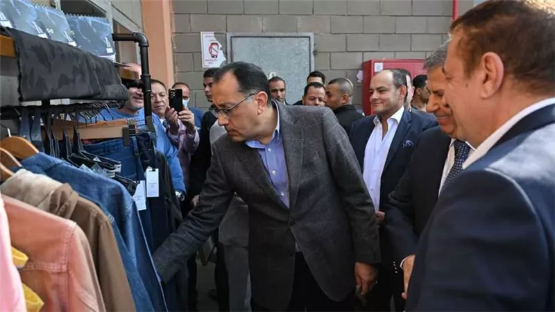 رئيس الوزراء يتفقد مصنع 