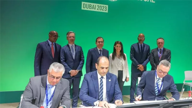 اقتصادية قناة السويس توقع مذكرة تفاهم لتموين السفن بالوقود الأخضر في شرق بورسعيد