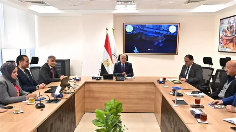 وزير الري يتابع أعمال حماية جوانب نهر النيل وتطوير الواجهات النيلية وتكريك المجرى المائي