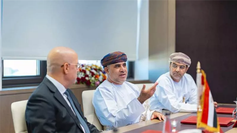 وزير الإسكان يلتقي نظيره العماني لتبادل الخبرات وبحث سبل التعاون المشترك