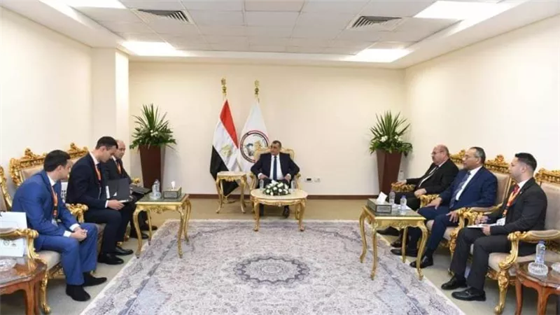 وزير الدولة للإنتاج الحربي يلتقي نائب وزير الدفاع للموارد والمشتروات بصربيا