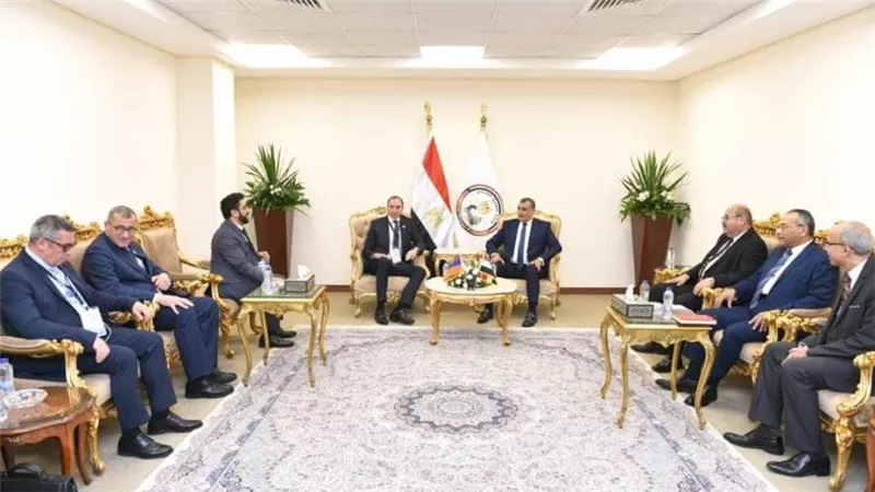 وزير الدولة للإنتاج الحربي يلتقي وزير صناعة التكنولوجيا الفائقة بأرمينيا
