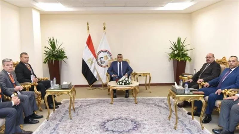 وزير الدولة للإنتاج الحربي يبحث مع ممثلي 
