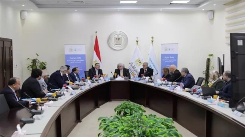 وزير التعليم العالي يترأس جلسة حوارية لمناقشة اللائحة الداخلية لجامعة بنها الأهلية (صور)