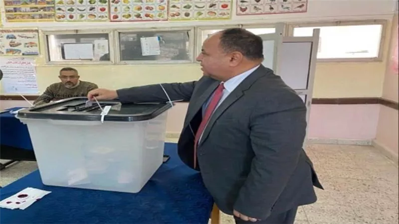 وزير المالية عقب الإدلاء بصوته بالانتخابات الرئاسية: المصريون يكتبون تاريخًا في الممارسة الديموقراطية (صور)