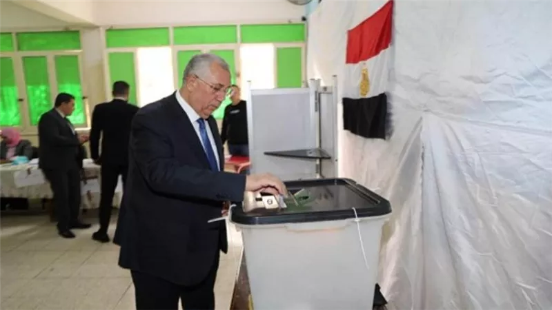 وزير الزراعة يدلي بصوته في الانتخابات الرئاسية ويدعو الفلاحين والمزارعين لاختيار رئيس مصر (صور)